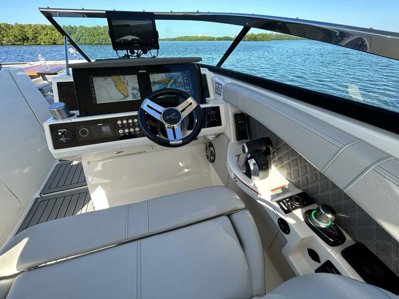 2021 Sea Ray 350 SLX OB