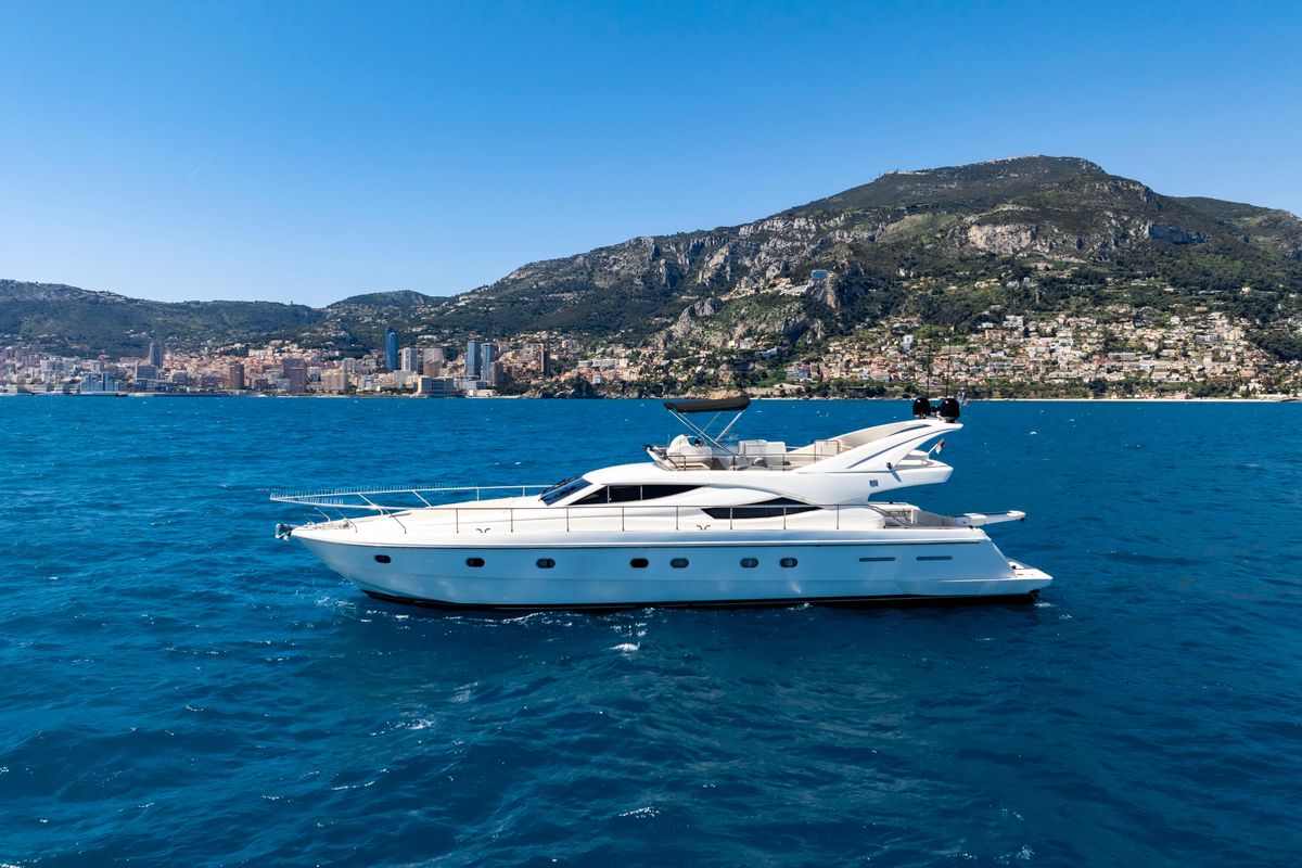 2001 Ferretti Yachts 61 