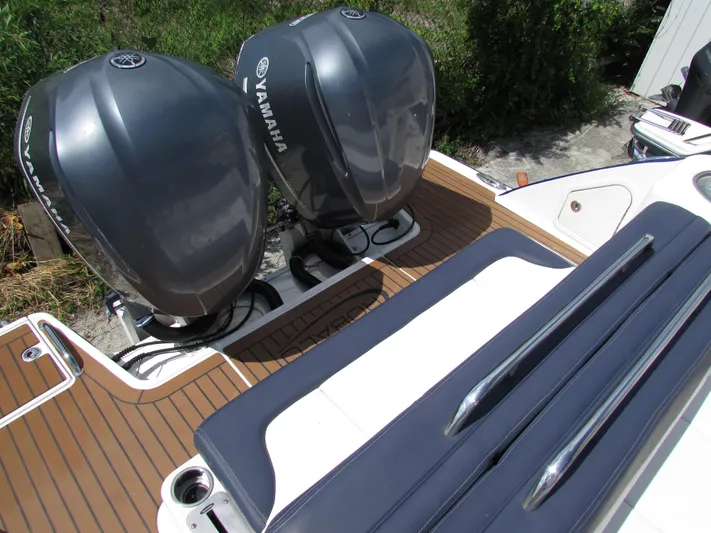 317-147 Ray Brokerage Yacht Photos Pics 2017 Robalo 317 boat with dual Yamaha outboard engines and cushioned seating.