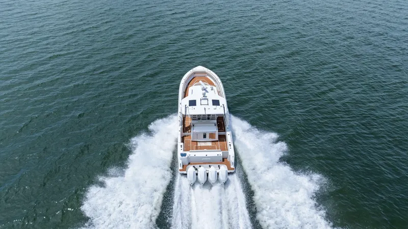  Yacht Photos Pics 2020 BOSTON WHALER 420 OUTRAGE - Image 10