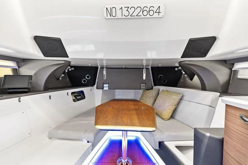  Yacht Photos Pics 2020 BOSTON WHALER 420 OUTRAGE - Image 37