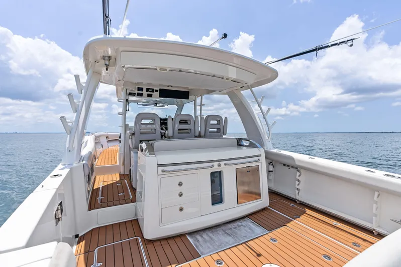  Yacht Photos Pics 2020 BOSTON WHALER 420 OUTRAGE - Image 13