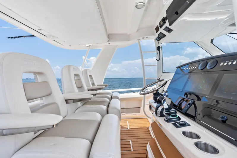  Yacht Photos Pics 2020 BOSTON WHALER 420 OUTRAGE - Image 19