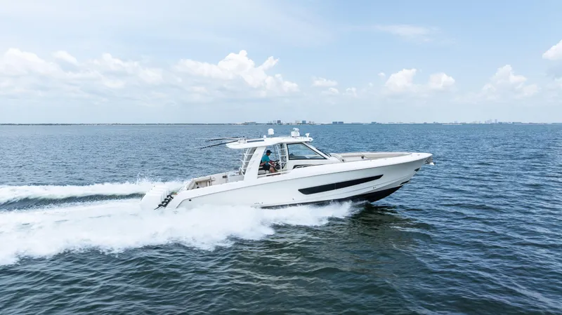  Yacht Photos Pics 2020 BOSTON WHALER 420 OUTRAGE - Image 9