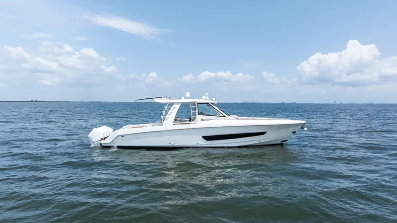  Yacht Photos Pics 2020 BOSTON WHALER 420 OUTRAGE - Image 4