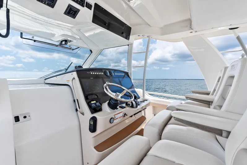  Yacht Photos Pics 2020 BOSTON WHALER 420 OUTRAGE - Image 16
