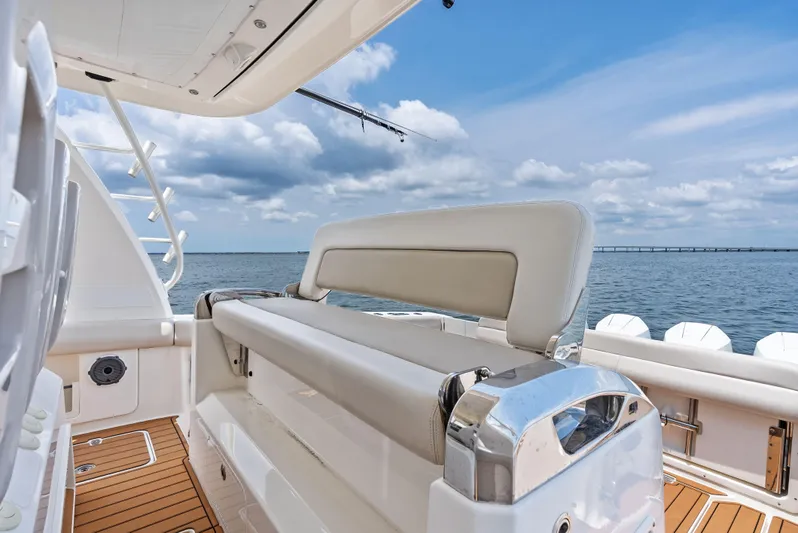  Yacht Photos Pics 2020 BOSTON WHALER 420 OUTRAGE - Image 35