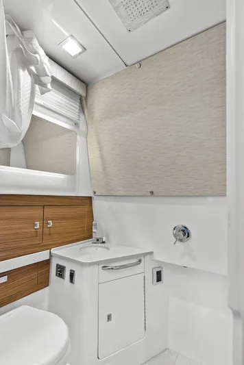  Yacht Photos Pics 2020 BOSTON WHALER 420 OUTRAGE - Image 33