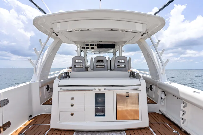  Yacht Photos Pics 2020 BOSTON WHALER 420 OUTRAGE - Image 14