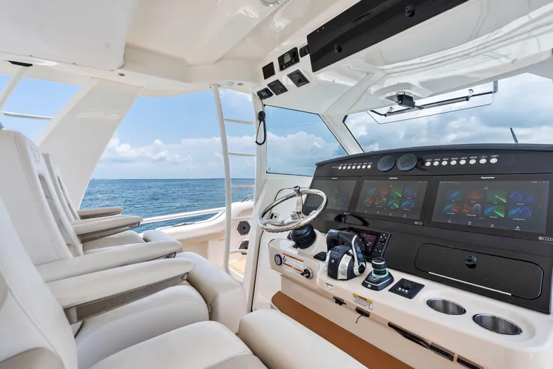  Yacht Photos Pics 2020 BOSTON WHALER 420 OUTRAGE - Image 17