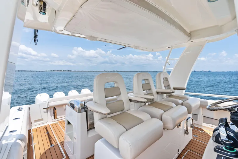  Yacht Photos Pics 2020 BOSTON WHALER 420 OUTRAGE - Image 30