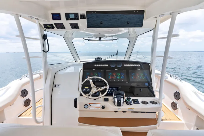  Yacht Photos Pics 2020 BOSTON WHALER 420 OUTRAGE - Image 21