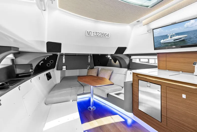  Yacht Photos Pics 2020 BOSTON WHALER 420 OUTRAGE - Image 36