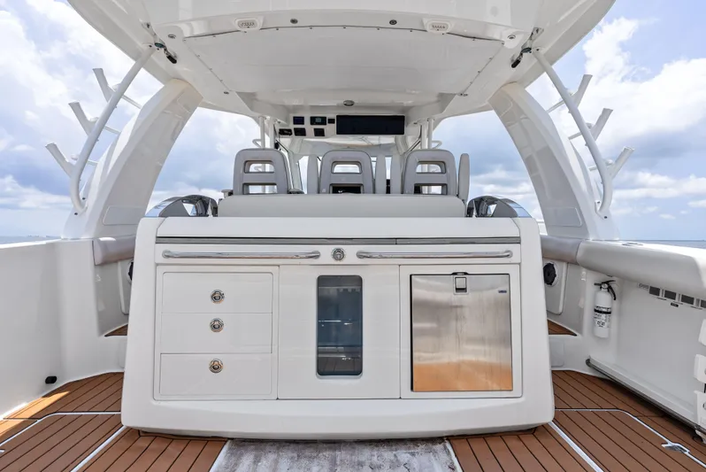  Yacht Photos Pics 2020 BOSTON WHALER 420 OUTRAGE - Image 29