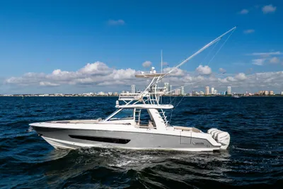 Boston Whaler 420 Outrage