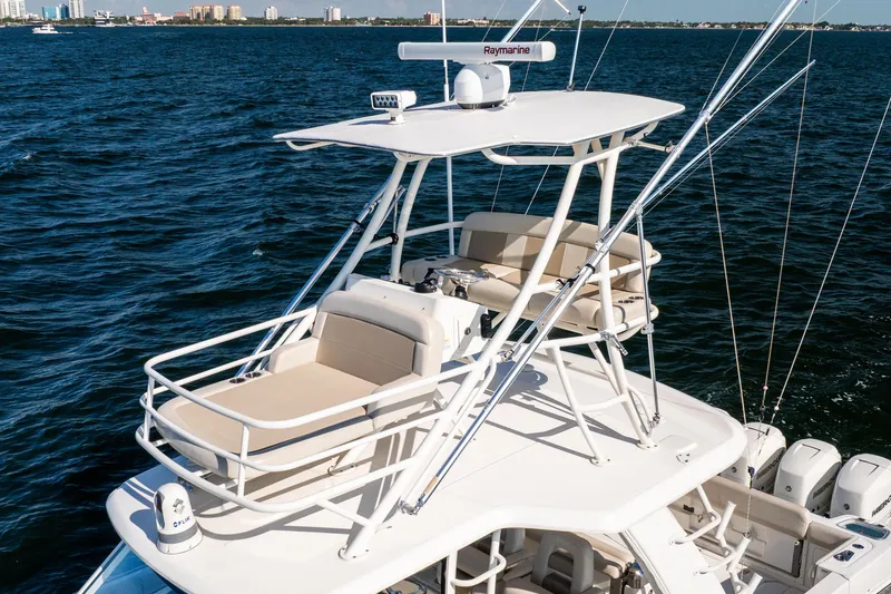 Smoke Show Yacht Photos Pics Boston Whaler 420 Outrage 2021 boat with elevated seating, cruising on open water.