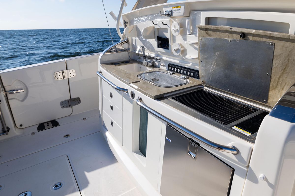 2021 Boston Whaler 42 