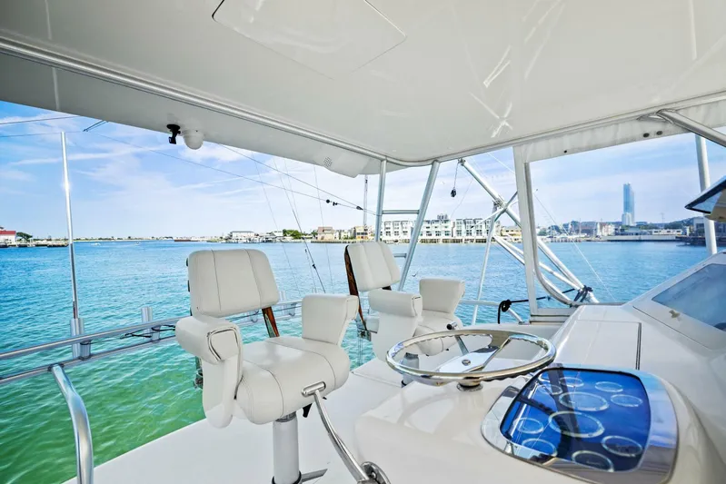 Tomaso 5 Yacht Photos Pics 2004 Viking 52 Convertible yacht helm with ocean view and modern controls.