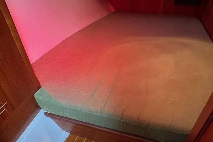  Yacht Photos Pics Interior cabin of 1999 Hunter 410 sailboat with a cozy bed.