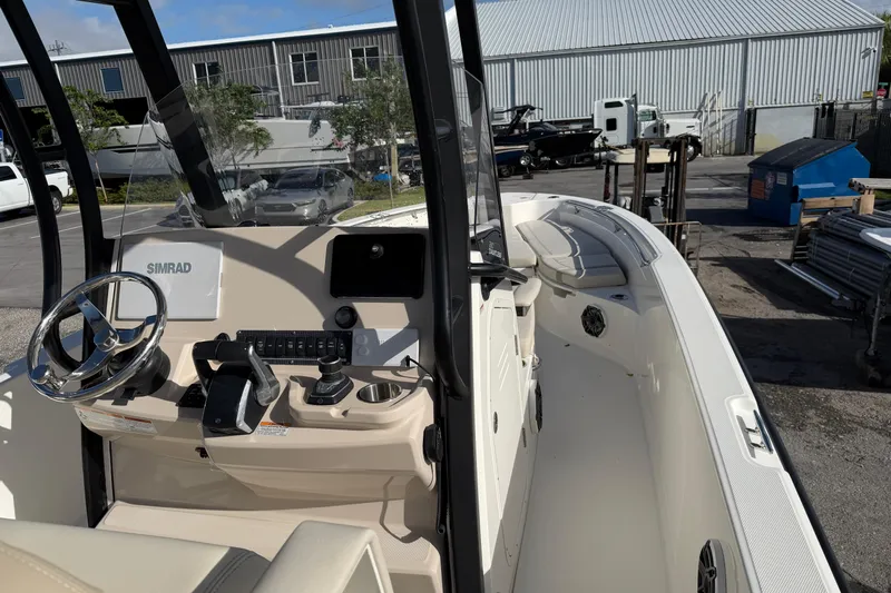  Yacht Photos Pics 2023 Boston Whaler 280 Dauntless boat interior with steering console and seating area.