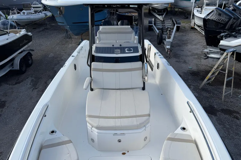  Yacht Photos Pics 2023 Boston Whaler 280 Dauntless boat interior, featuring spacious seating and modern design.