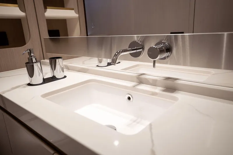 Insanity Yacht Photos Pics 