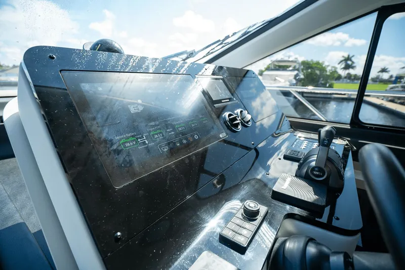 Insanity Yacht Photos Pics 