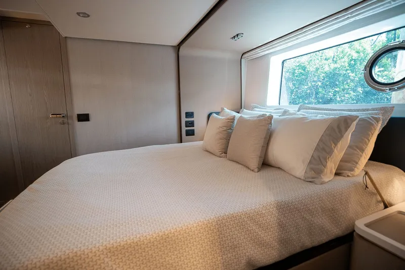 Insanity Yacht Photos Pics 