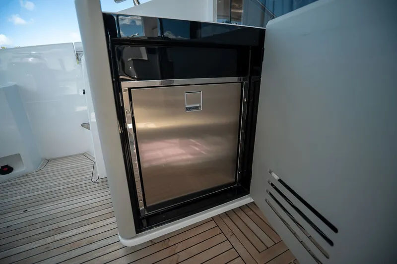 Insanity Yacht Photos Pics 