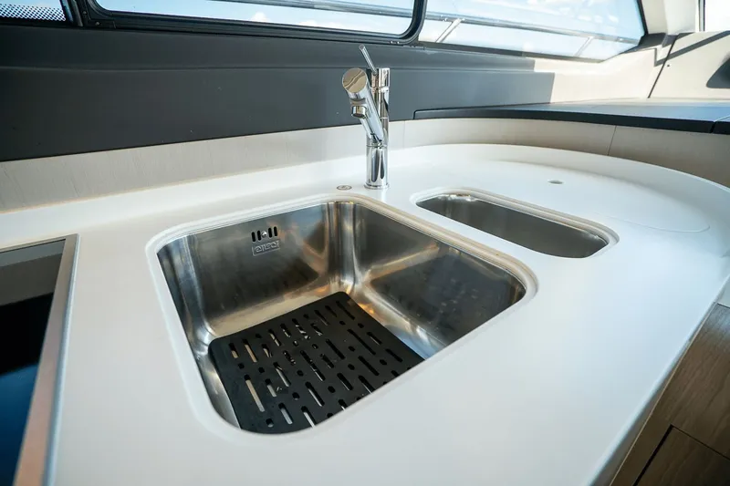 Insanity Yacht Photos Pics 