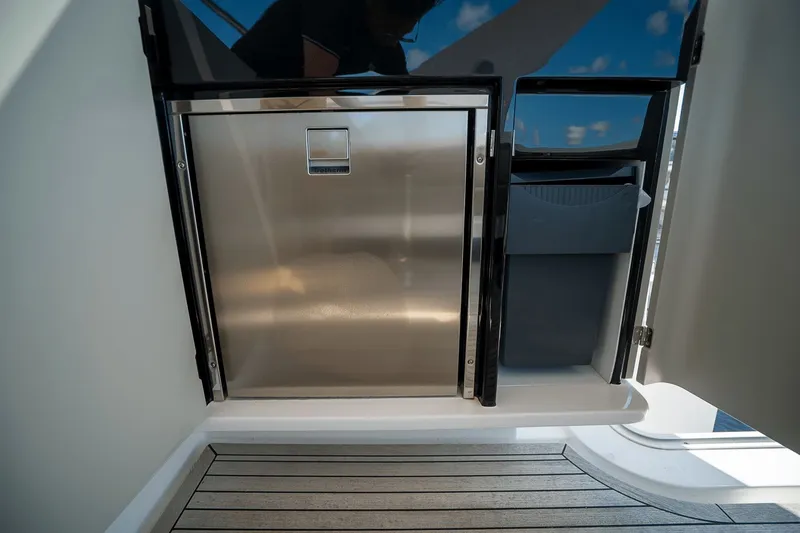 Insanity Yacht Photos Pics 