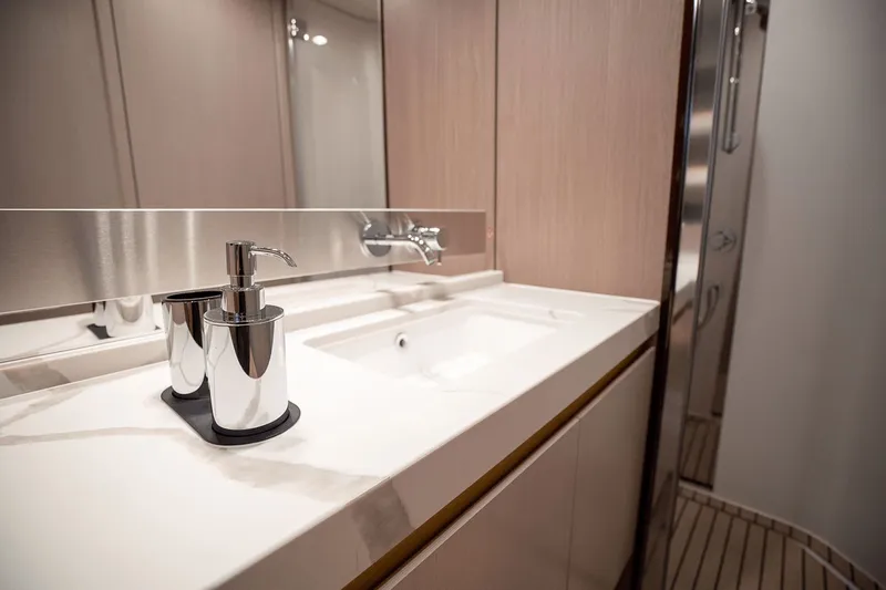 Insanity Yacht Photos Pics 