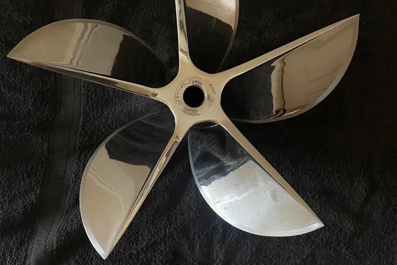  Yacht Photos Pics Shiny five-blade propeller for MTI 40RP 2007 model on black background.