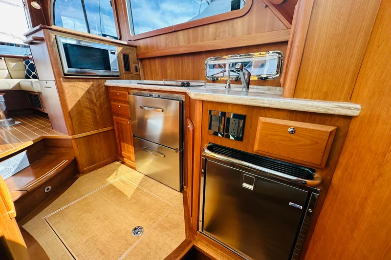 Encore Yacht Photos Pics Luxurious 2017 Sabre 42 Salon Express yacht interior with modern kitchen amenities.