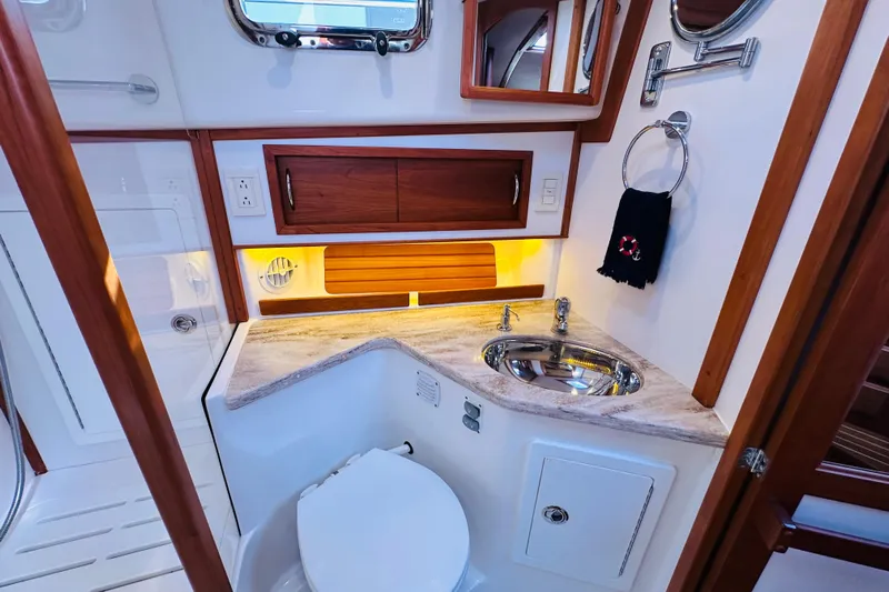 Encore Yacht Photos Pics 2017 Sabre 42 Salon Express bathroom with wood accents and modern fixtures.