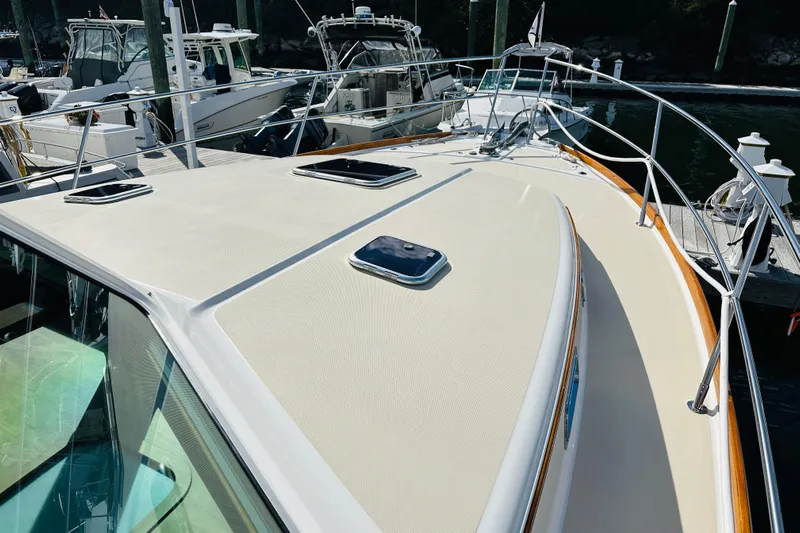 Encore Yacht Photos Pics 2017 Sabre 42 Salon Express yacht deck, docked with other boats.