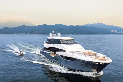 2023 Monte Carlo Yachts MCY 105 Skylounge