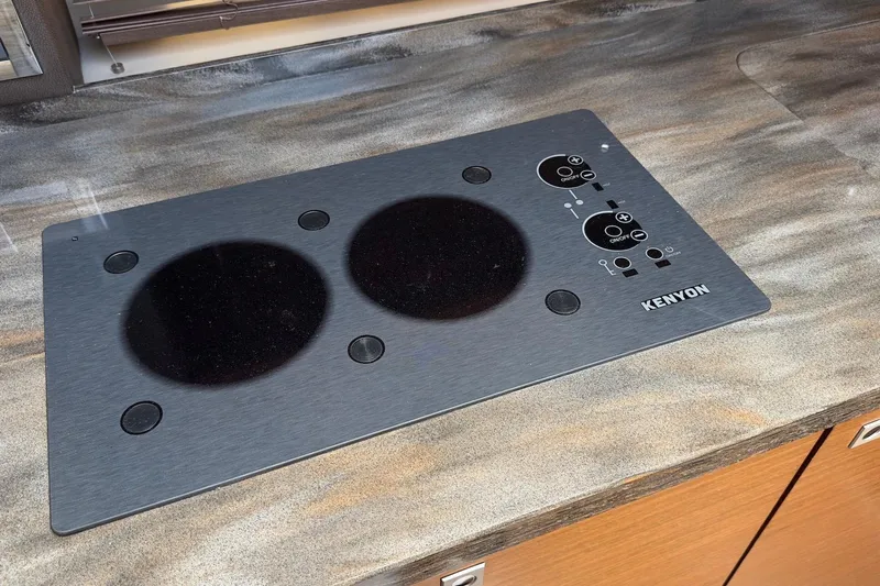 Baby Pie Yacht Photos Pics Built-in Kenyon cooktop on Sea Ray 470 Sundancer yacht, 2016 model.