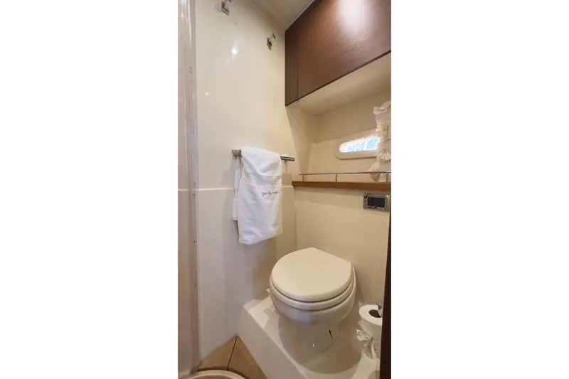 Baby Pie Yacht Photos Pics Luxurious bathroom in 2016 Sea Ray 470 Sundancer yacht with modern amenities.