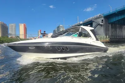 Cruisers Yachts 350 Express