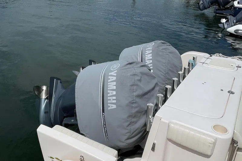 Muffin Yacht Photos Pics Twin 250 Yamahas with SST props, Rod Holders