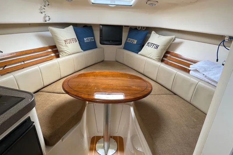 Muffin Yacht Photos Pics Forward set for Dining