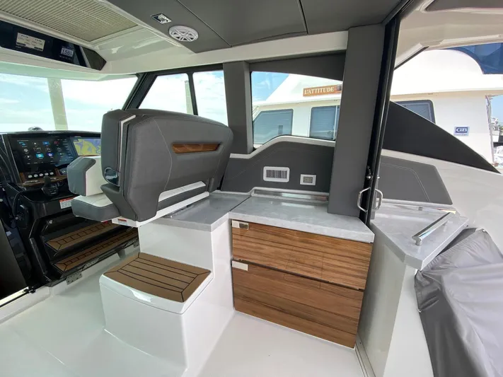  Yacht Photos Pics Interior of 2021 Tiara Yachts 43 LE, featuring modern helm and seating area.