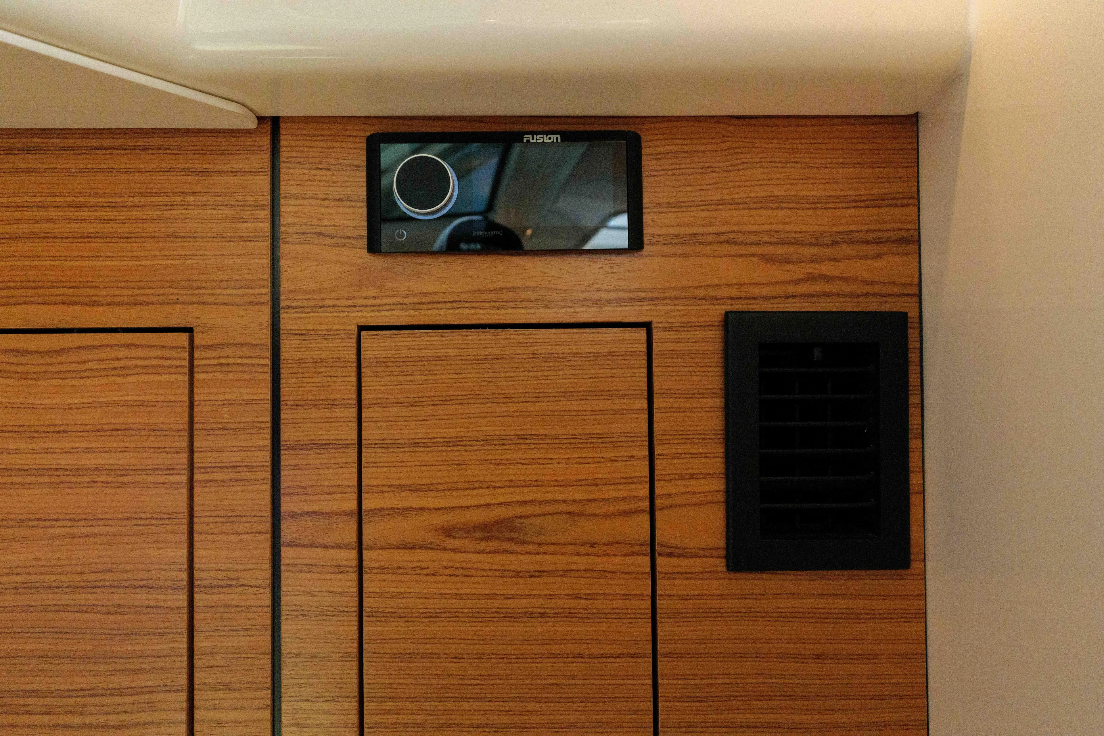 Clay Fam Yacht Photos Pics Boston Whaler 380 Realm- Electronics