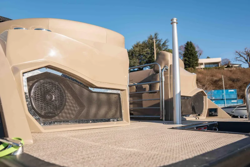  Yacht Photos Pics 2023 Bennington R25 FBAST boat deck with speaker system, beige finish, sunny day.