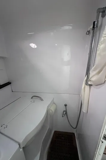  Yacht Photos Pics 2008 Donzi 38 ZSF boat bathroom with shower and white interior.