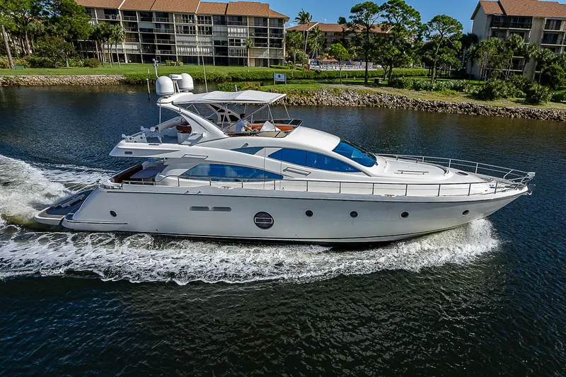 Emry Yacht Photos Pics 2009 Aicon - Exterior profile on the water