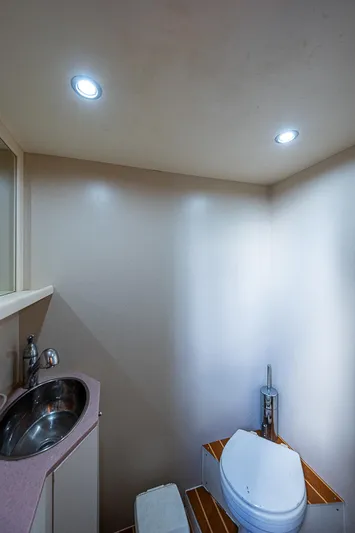 Emry Yacht Photos Pics 2009 Aicon - head