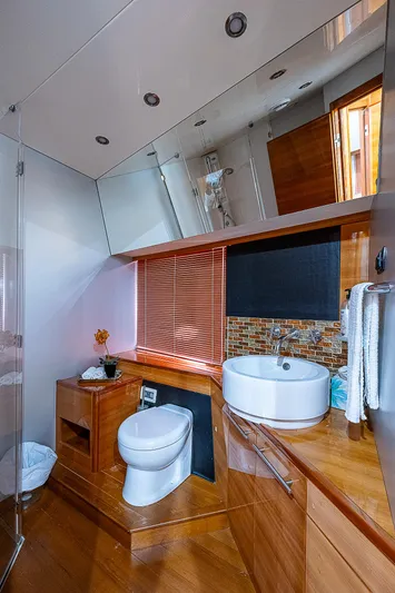 Emry Yacht Photos Pics 2009 Aicon - interior/head