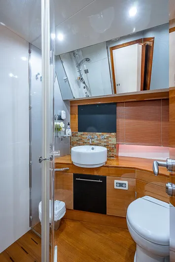 Emry Yacht Photos Pics 2009 Aicon - interior/head